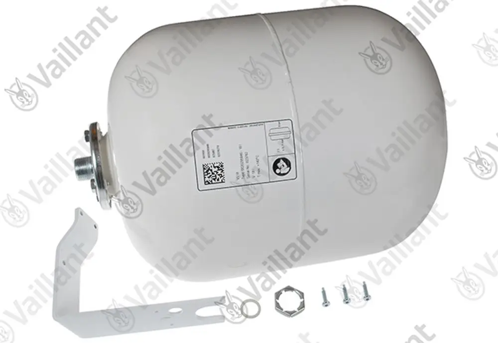 Vaillant Ausdehnungsgefäß in zylindrischer Form mit Anschluss und Montagehalterung, daneben Montageschrauben und eine Unterlegscheibe auf neutralem Hintergrund.